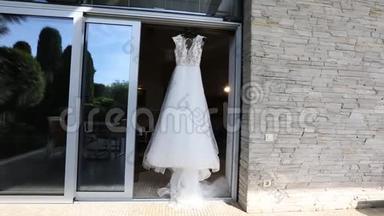 婚纱在人体模特上，白色婚纱在看台上，漂亮的裙子